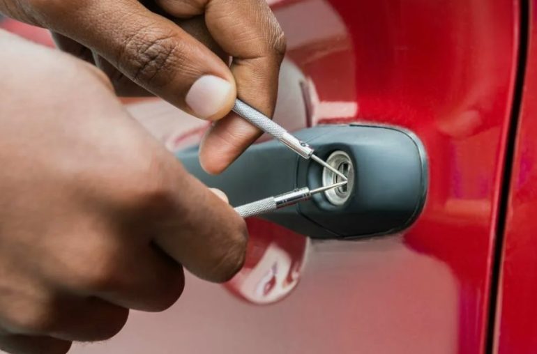 Профессиональное вскрытие замков автомобилей в любую погоду