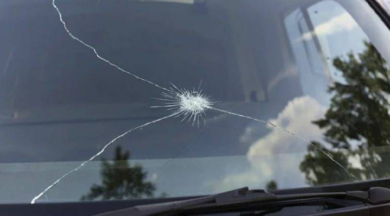 Почему трещины на стекле нельзя игнорировать и когда пора менять лобовое